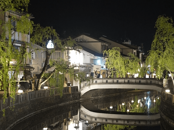 行灯（あんどん）の灯りと夏の夕涼みをまとって — 旬の味わいと和の安らぎに満たされる滞在