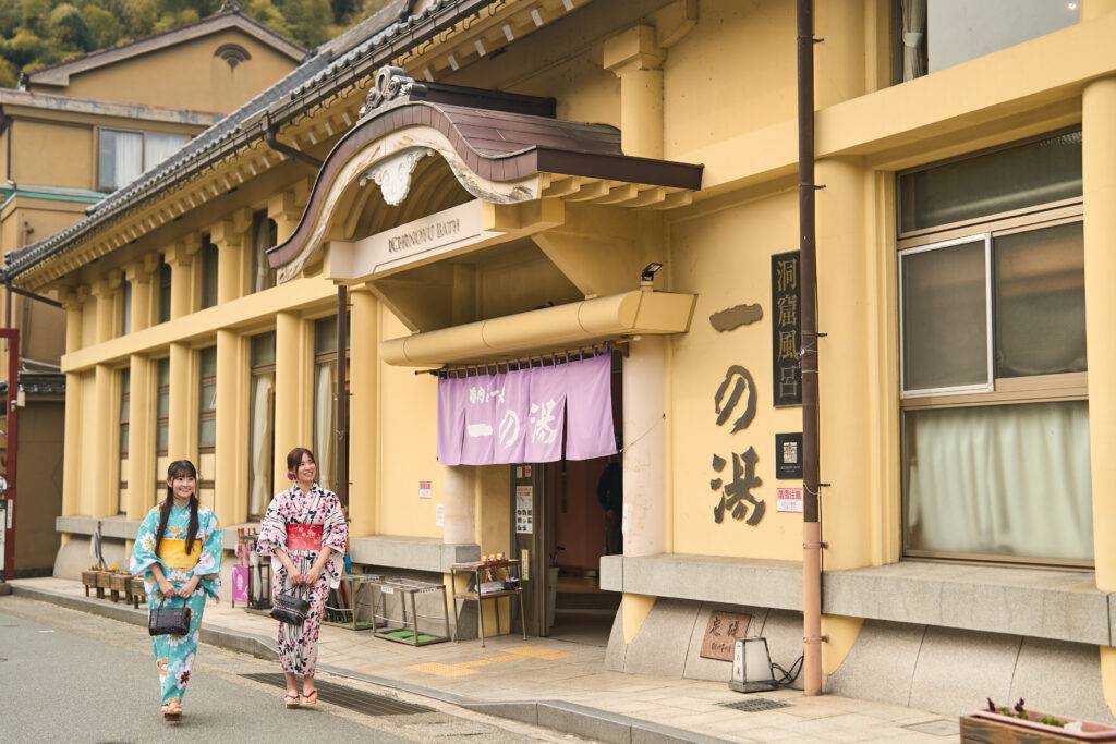 浴衣でめぐる七つの外湯、和のしつらえで眠る夜 — 湯と宿をつなぐ旅